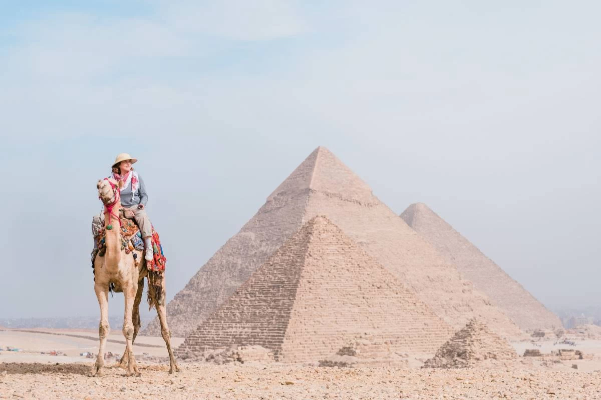 Camel Rides in Giza }}