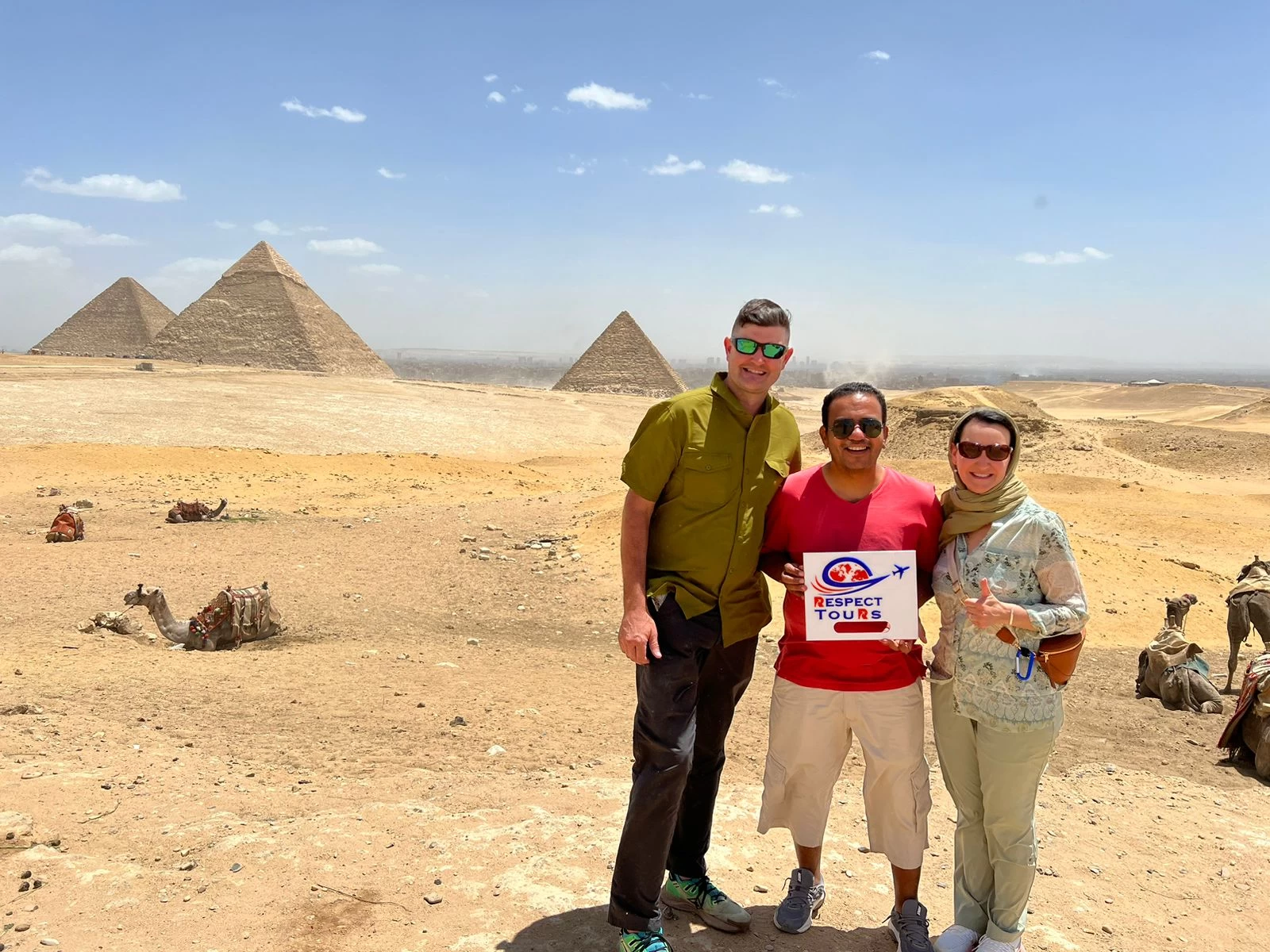 Pyramids-of-Giza-tour }}