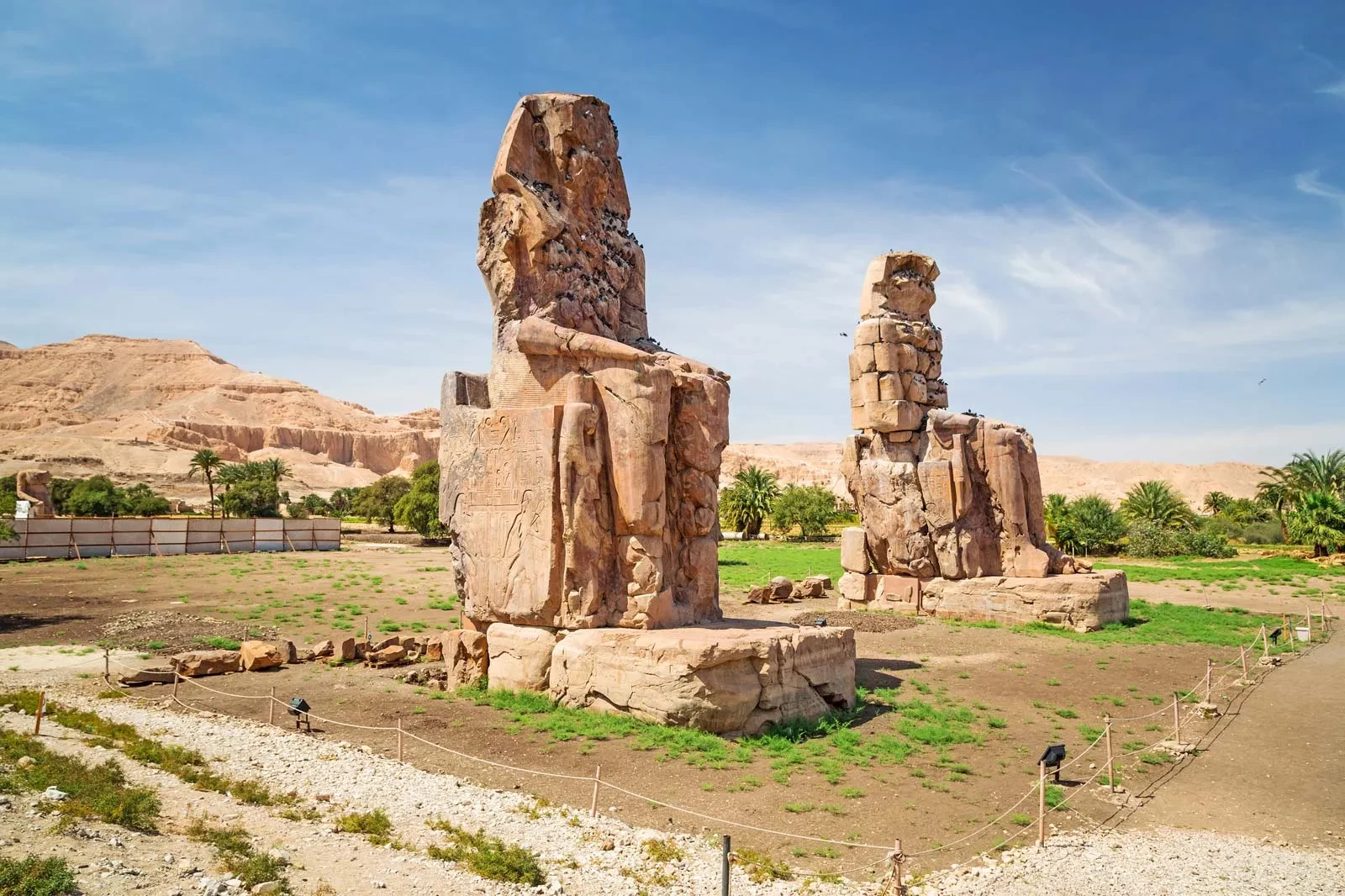 Colossi of Memnon }}