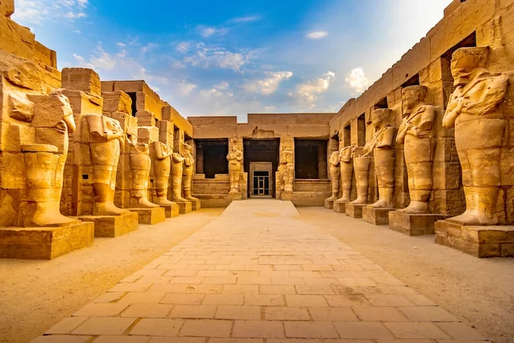 Karnak-Temple }}