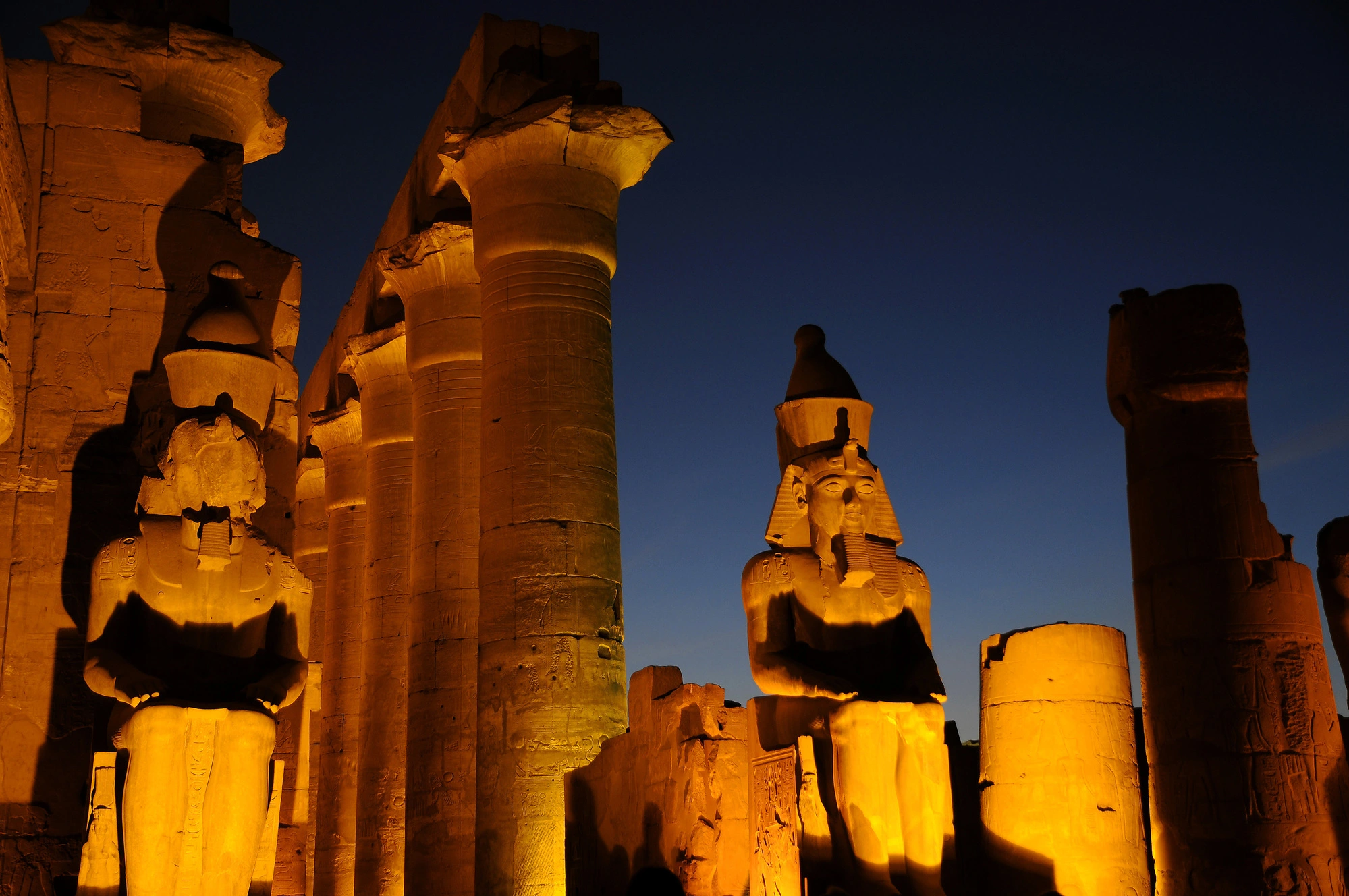Luxor-temple-at-night